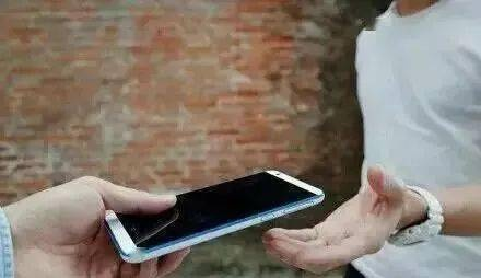 警惕问路借手机新骗局,你的善心可能沦为诈骗犯罪的帮凶