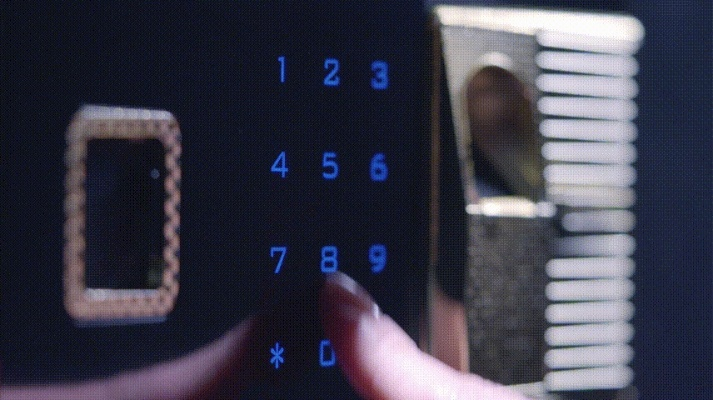 芯片锁身忘密码！美国男子为解锁被迫暴力破解，生物识别时代隐忧初现