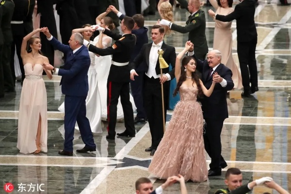 白俄罗斯新年舞会暖意融融 卢卡申科与女代表共舞贺新春