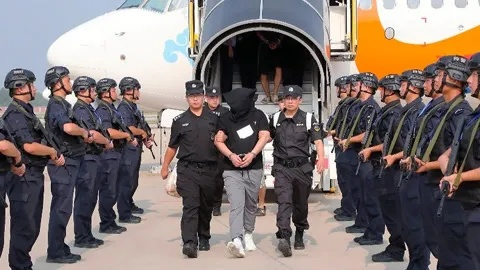 952名缅甸涉电诈嫌疑人被押解回国，跨国打击电诈的里程碑式行动