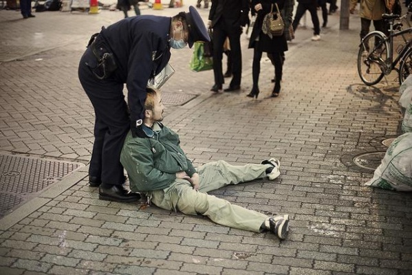 街头爬行的警示，一个女子的崩溃与社会的回声