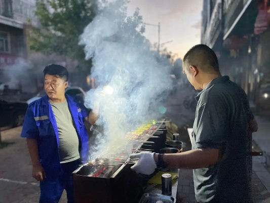 烟油熏天,被褥悬门,烧烤店与楼上老人的烟火气之争
