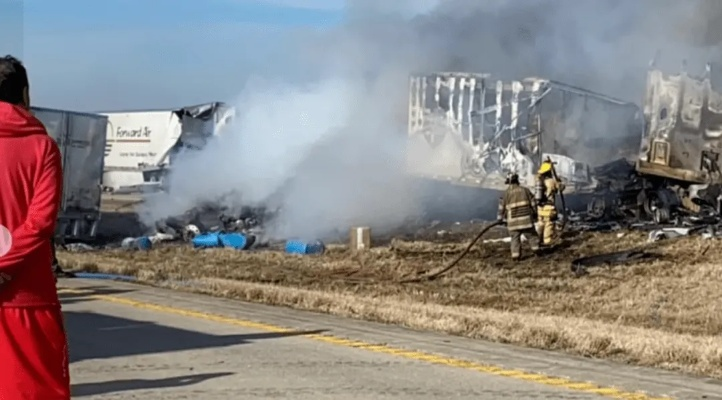 日本高速路突发67车连环相撞事故 20车起火燃烧,致多人受伤