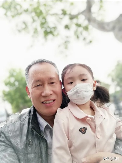 72岁公公主动帮带娃,儿媳哽咽感谢,您辛苦了,是我们家的顶梁柱!