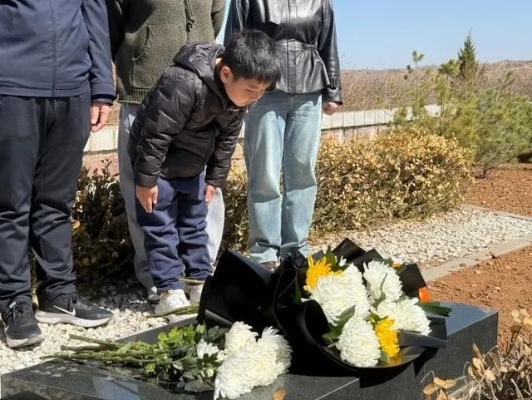 直播攀爬烈士坟墓摆造型，二人被抓，莫让流量亵渎英烈忠魂