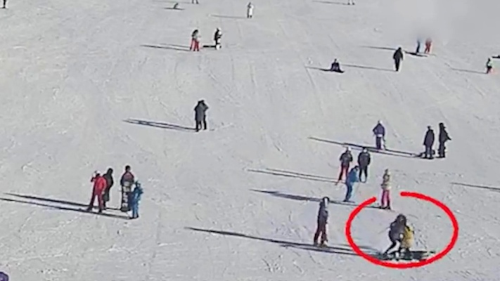 日本滑雪场自动人行道夺命！5岁男童被夹身亡，安全警钟为谁而鸣？