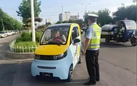 河北女主持疑遭老头乐撞倒离世,低速电动车安全再敲警钟