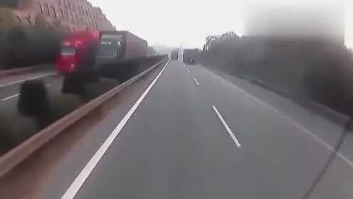 小车追尾大货车起火，被拖行数百米后冲入服务区，惊魂一刻！